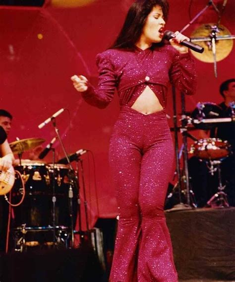 Selena Quintanillas Best Outfits: Her Most Iconic Fashion Looks。